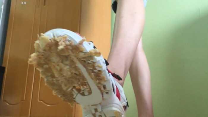 【诗曼】青春活泼女生凉鞋狂踩汉堡包 sm117