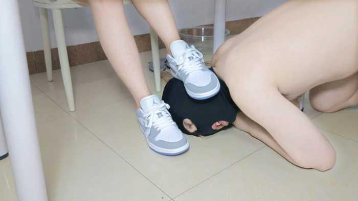 小贝学生主调教无脑鞋奴刷鞋舔AJ和多双人字拖鞋底 YC-250607