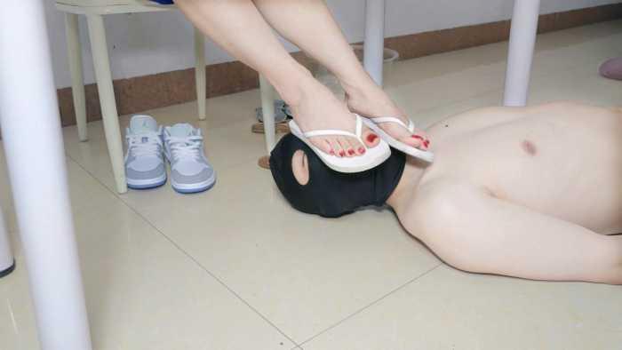 小贝学生主调教无脑鞋奴刷鞋舔AJ和多双人字拖鞋底 YC-250607