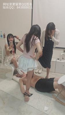 【素人S】三个漂亮小姐姐高跟群踩第二波 YC-250610