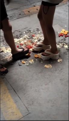 【端午节福利】小太妹双人子拖踩蛋黄派圣女果 YC-250531-5 【端午节福利】小太妹双人子拖踩蛋黄派圣女果 YC-250531-5
