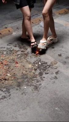 【端午节福利】小太妹双人子拖踩蛋黄派圣女果 YC-250531-5 【端午节福利】小太妹双人子拖踩蛋黄派圣女果 YC-250531-5