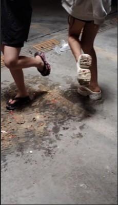 【端午节福利】小太妹双人子拖踩蛋黄派圣女果 YC-250531-5 【端午节福利】小太妹双人子拖踩蛋黄派圣女果 YC-250531-5