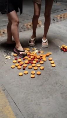 【端午节福利】小太妹双人子拖踩蛋黄派圣女果 YC-250531-5 【端午节福利】小太妹双人子拖踩蛋黄派圣女果 YC-250531-5