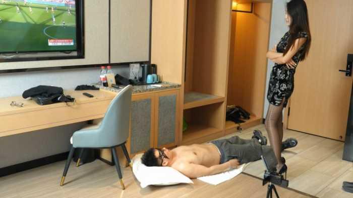 【苏念】女老板踩脖子窒息男员工 YC-250526-4
