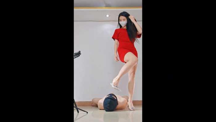 小贝祖宗性感后妈裙，红色美甲，网红透明高跟红金姨妈巾羞辱 YC-250523-5
