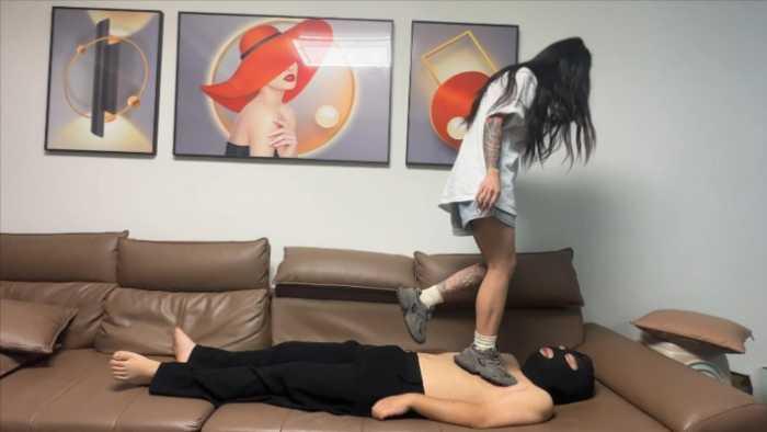 【卫校小琳殿下】老爹鞋白袜全体重踩踏玩乳 YC-250520-2