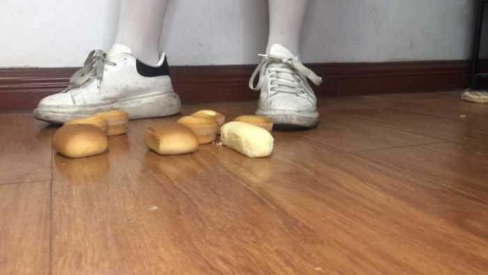 素人健身美女两双脏鞋子无意识走踩一地小蛋糕做成狗粮 YC-250525-5