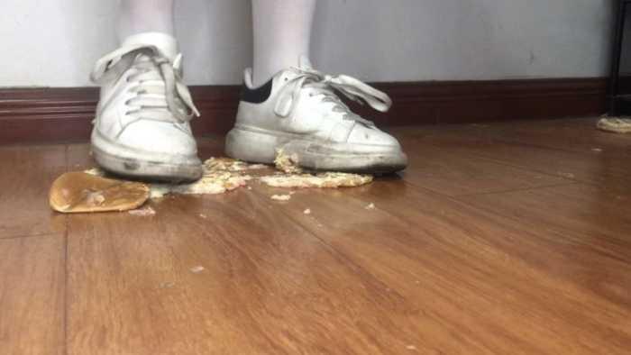 素人健身美女两双脏鞋子无意识走踩一地小蛋糕做成狗粮 YC-250525-5 素人健身美女两双脏鞋子无意识走踩一地小蛋糕做成狗粮 YC-250525-5