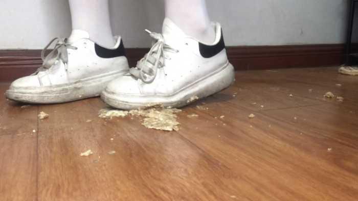 素人健身美女两双脏鞋子无意识走踩一地小蛋糕做成狗粮 YC-250525-5 素人健身美女两双脏鞋子无意识走踩一地小蛋糕做成狗粮 YC-250525-5