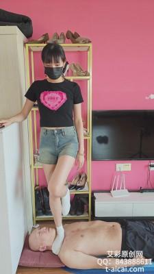 【素人S】美女点点白棉袜裸足踩脸 YC-241230-3
