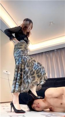 【刘二狗】赏赐圣水-高跟美腿挑逗 bf59590