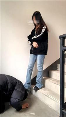 【女生也能很暴力】楼梯间逗狗惩罚 bf59588