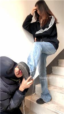 【女生也能很暴力】楼梯间逗狗惩罚 bf59588