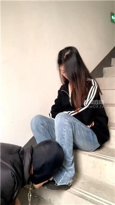 【女生也能很暴力】楼梯间逗狗惩罚 bf59588