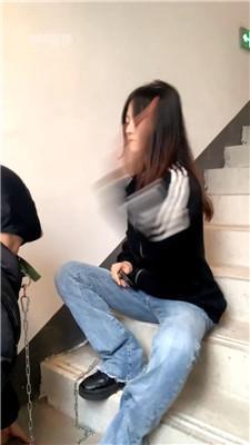 【女生也能很暴力】楼梯间逗狗惩罚 bf59588
