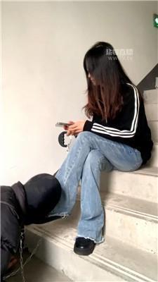 【女生也能很暴力】楼梯间逗狗惩罚 bf59588