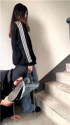【女生也能很暴力】楼梯间逗狗惩罚 bf59588