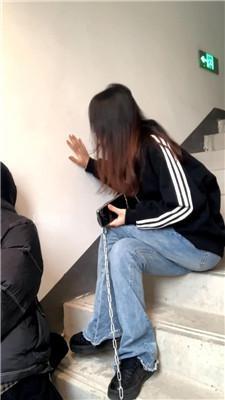 【女生也能很暴力】楼梯间逗狗惩罚 bf59588