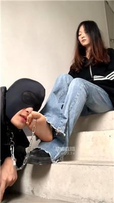 【女生也能很暴力】楼梯间逗狗惩罚 bf59588