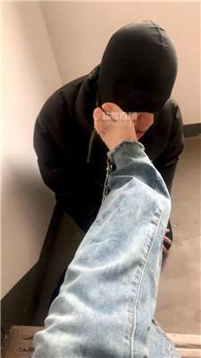 【女生也能很暴力】楼梯间逗狗惩罚 bf59588