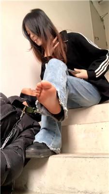 【女生也能很暴力】楼梯间逗狗惩罚 bf59588