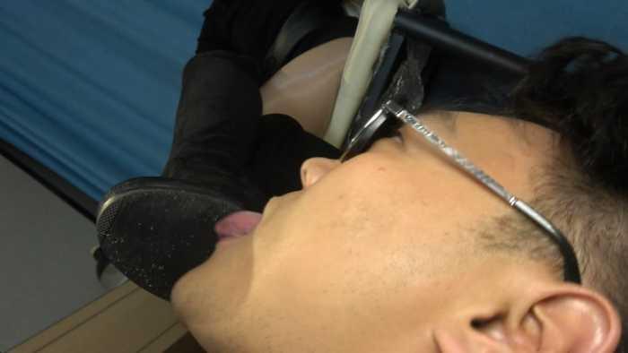 【彼岸花】绿帽老公舔鞋底，和小男友边调情边羞辱老公废物 YC-250509-7