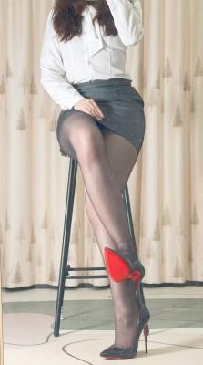 第一季：小鱼女神第一视角肉丝高跟长靴在奴隶身上蹦迪，中指羞辱 YC-250430-5