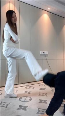 【女生也能很暴力】脏鞋抽耳光-白袜辱 bf59503