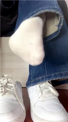 【咬猫】白袜司马乳母楼道露出    260107-26