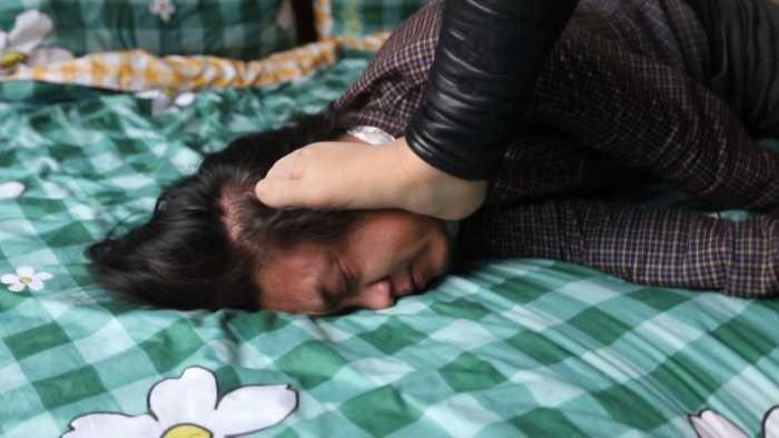 村花超臭短肉丝强迫踩脸素人闻臭丝 JS250417~1 村花超臭短肉丝强迫踩脸素人闻臭丝 JS250417~1