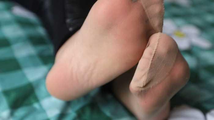 村花超臭短肉丝强迫踩脸素人闻臭丝 JS250417~1 村花超臭短肉丝强迫踩脸素人闻臭丝 JS250417~1