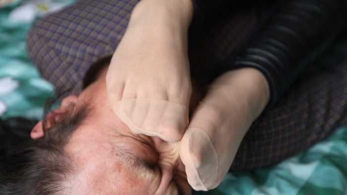 村花超臭短肉丝强迫踩脸素人闻臭丝 JS250417~1 村花超臭短肉丝强迫踩脸素人闻臭丝 JS250417~1