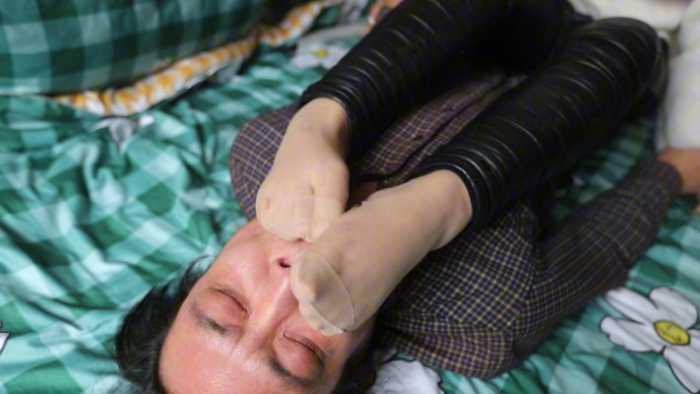村花超臭短肉丝强迫踩脸素人闻臭丝 JS250417~1 村花超臭短肉丝强迫踩脸素人闻臭丝 JS250417~1