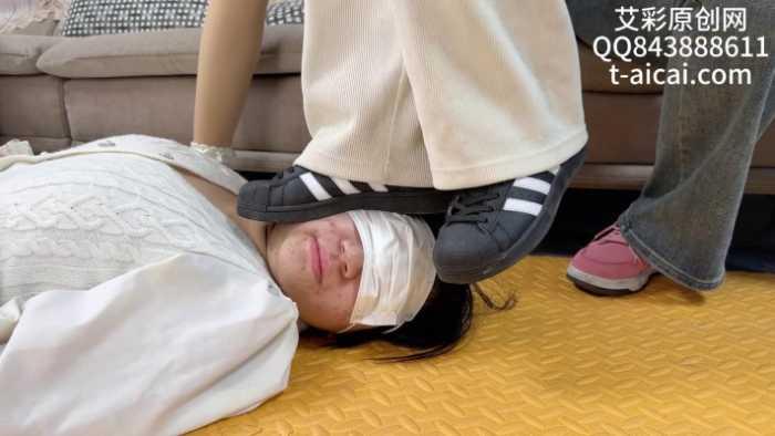 『chnnsct1818』群体羞辱全体重踩踏女同学 YC-240319-3