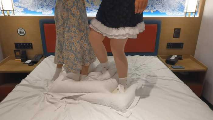 女大小姿和小婵的肉丝白袜踩枕头 YC-250401-2 女大小姿和小婵的肉丝白袜踩枕头 YC-250401-2