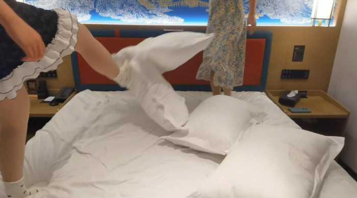 女大小姿和小婵的肉丝白袜踩枕头 YC-250401-2 女大小姿和小婵的肉丝白袜踩枕头 YC-250401-2