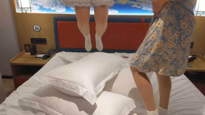 女大小姿和小婵的肉丝白袜踩枕头 YC-250401-2 女大小姿和小婵的肉丝白袜踩枕头 YC-250401-2