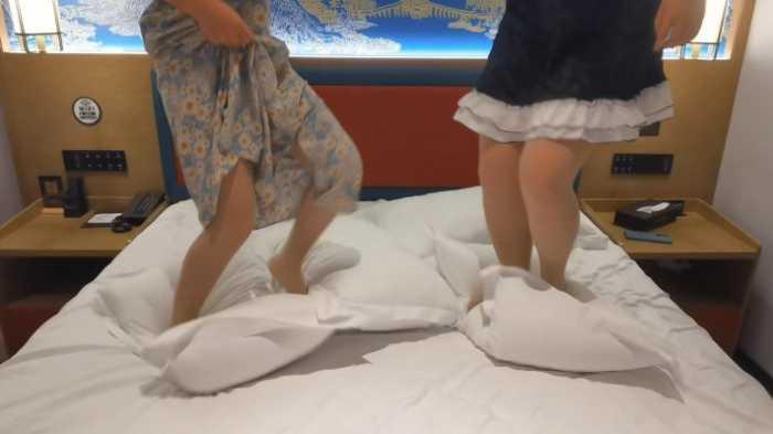 女大小姿和小婵的肉丝白袜踩枕头 YC-250401-2 女大小姿和小婵的肉丝白袜踩枕头 YC-250401-2