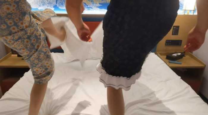 女大小姿和小婵的肉丝白袜踩枕头 YC-250401-2 女大小姿和小婵的肉丝白袜踩枕头 YC-250401-2
