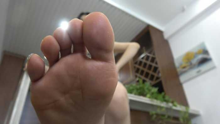 【璐璐】成人礼的礼物，缩小踩烂躯体 YC-250401-7