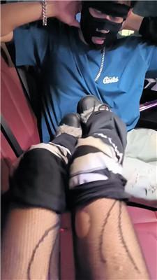 【素人饮水机】车内网袜挑逗司机 JS251126-26