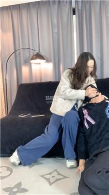 【女生也能很暴力】运动鞋踩踏-抽耳光 bf59448